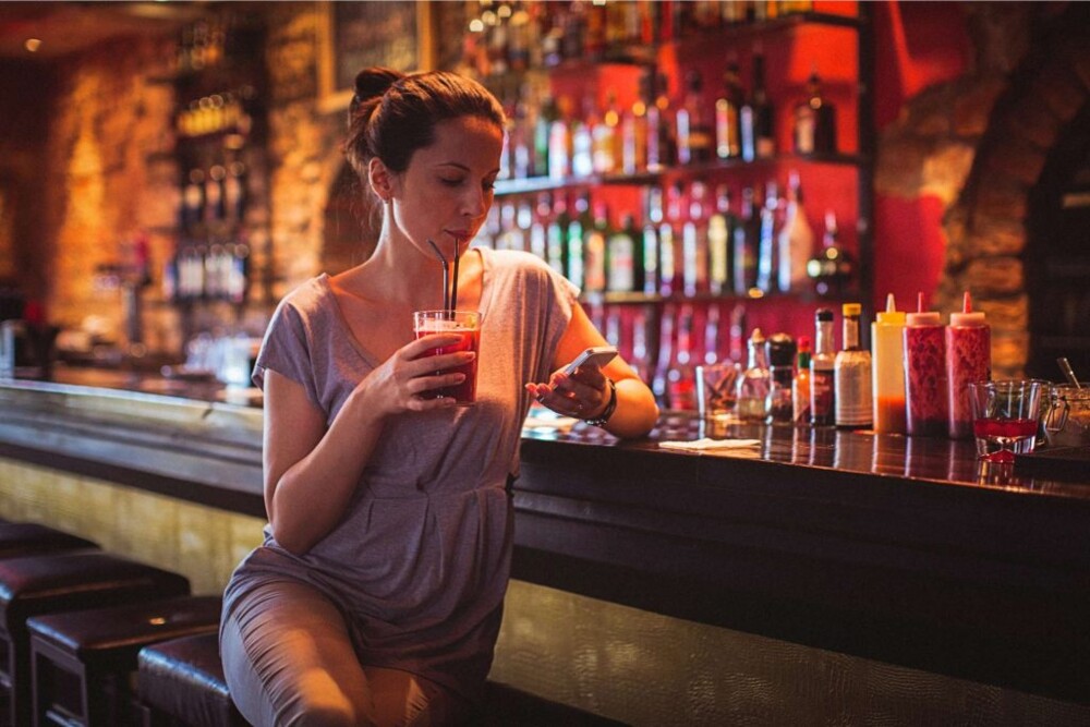 BeCoNet_A-woman-at-the-bar-drinking-a-cocktail